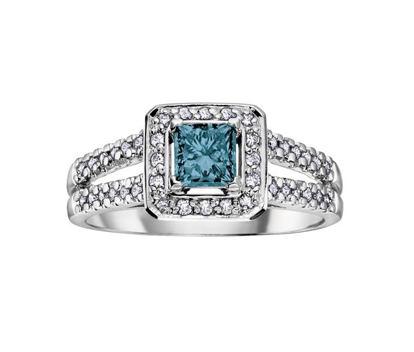 BAGUE EN OR 14K BLANC SERTIE D'UN DIAMANT BLEU ET DE DIAMANTS - CR DD2066 - BIJOUX CANADIEN BAGUE EN OR 14K BLANC SERTIE D'UN DIAMANT BLEU ET DE DIAMANTS - CR DD2066 - BIJOUX CANADIEN