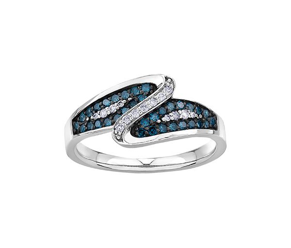 BAGUE EN OR 10K BLANC SERTIE DE DIAMANTS BLEUS ET BLANCS - CR DD2985 - BIJOUX CANADIEN BAGUE EN OR 10K BLANC SERTIE DE DIAMANTS BLEUS ET BLANCS - CR DD2985 - BIJOUX CANADIEN
