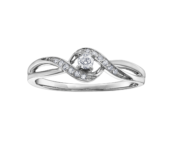 BAGUE EN OR 10K BLANC SERTIE D'UN DIAMANT CANADIEN ET DE DIAMANTS - CR AM232W10 - DIAMANT CANADIEN BAGUE EN OR 10K BLANC SERTIE D'UN DIAMANT CANADIEN ET DE DIAMANTS - CR AM232W10 - DIAMANT CANADIEN