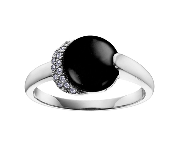 BAGUE EN OR BLANC SERTIE D'UN ONYX ET DE DIAMANTS - CR DD2301 - BIJOUX CANADIEN BAGUE EN OR BLANC SERTIE D'UN ONYX ET DE DIAMANTS - CR DD2301 - BIJOUX CANADIEN