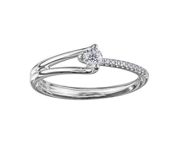 BAGUE EN OR 10K BLANC SERTIE D'UN DIAMANT CANADIEN ET DE DIAMANTS - CR AM282W16 - DIAMANT CANADIEN BAGUE EN OR 10K BLANC SERTIE D'UN DIAMANT CANADIEN ET DE DIAMANTS - CR AM282W16 - DIAMANT CANADIEN