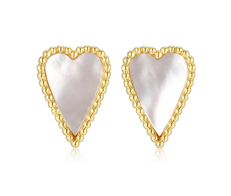 BOUCLES COEUR AVEC REBORD MILGRAIN ET DE LA NACRE DE PERLE BLANCHE BOUCLES COEUR AVEC REBORD MILGRAIN ET DE LA NACRE DE PERLE BLANCHE