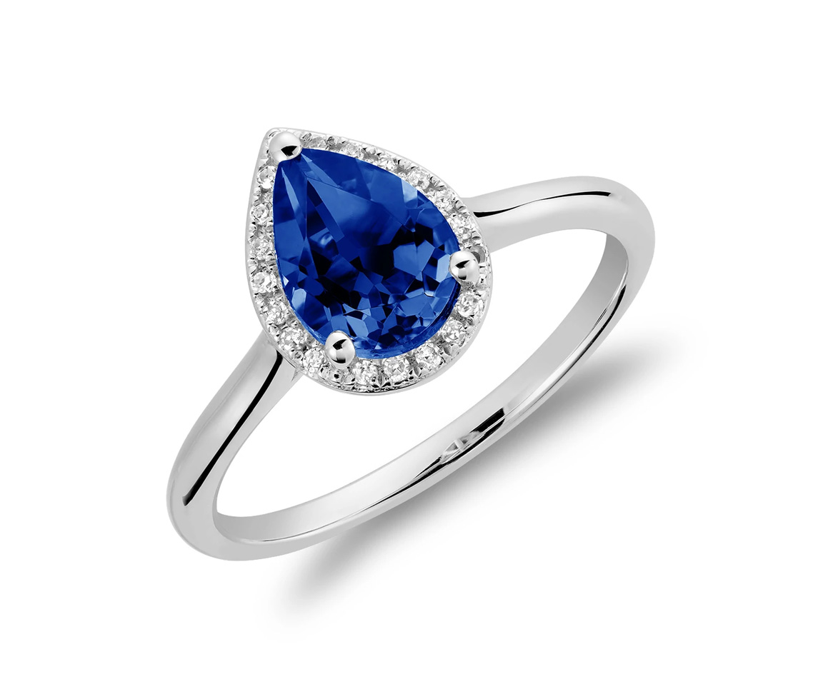 BAGUE EN OR BLANC SERTIE D'UN SAPHIR DE LABORATOIRE ET DE DIAMANTS