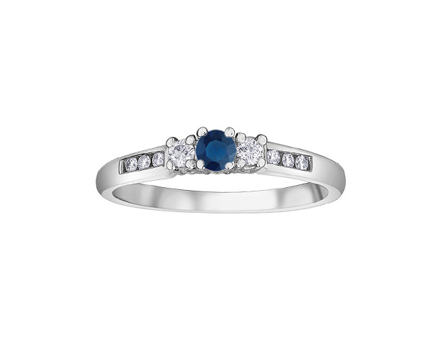 BAGUE STYLE TRINITÉ EN OR BLANC SERTIE D'UN SAPHIR ET DE DIAMANTS - CR DX353W25SA - BIJOUX CANADIEN
