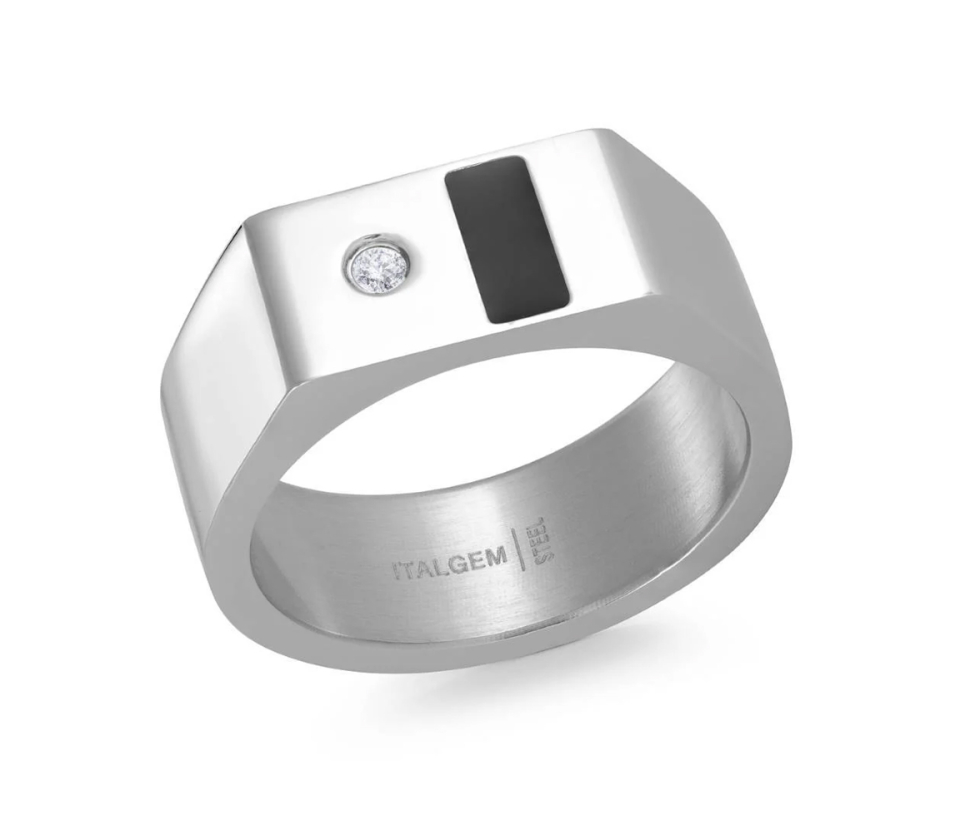 BAGUE CHEVALIÈRE EN ACIER SERTIE D'ONYX ET D'UN CUBIQUE ZIRCONIA