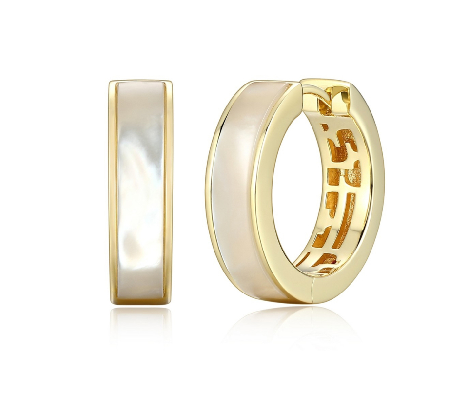 BOUCLES ELLES HUGGIES AVEC DE LA NACRE BLANCHE