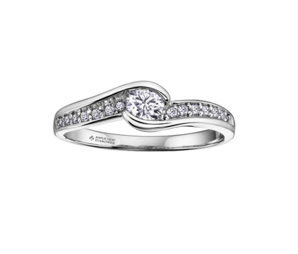 BAGUE EN OR SERTIE D'UN DIAMANT CANADIEN ET DE DIAMANTS - CR ML129W - BIJOUX CANADIEN